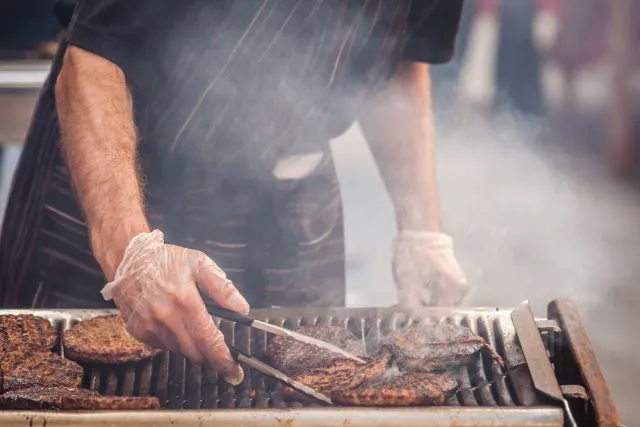 Wyposażenie burgerowni – jaki sprzęt wybrać, czego potrzebuję?
