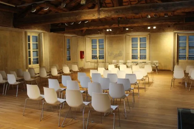 5 korzyści z wynajmu mebli eventowych