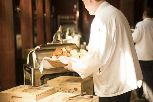 Jakie tace gastronomiczne i inne artykuły do serwowania potraw sprawdzą się w profesjonalnej gastronomii?